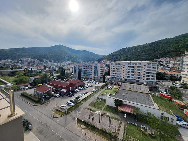 Apartment with two bedrooms and a garage space in Budva